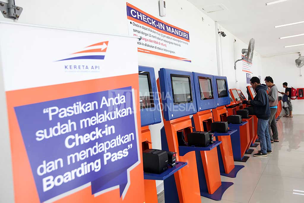 Check-in dapat dilakukan menggunakan 16 mesin CIM, 12 jam hingga 10 menit sebelum keberangkatan.