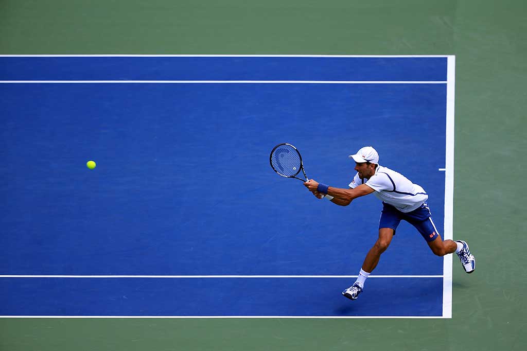 Djokovic melancarkan pukulan ke arah Mueller.