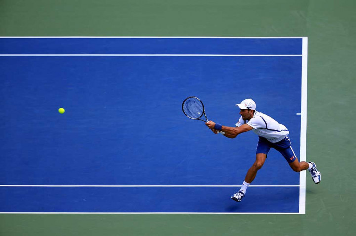 Djokovic melancarkan pukulan ke arah Mueller.