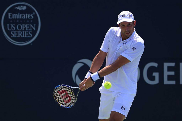 Mueller mencoba mengembalikan bola ke arah Djokovic.