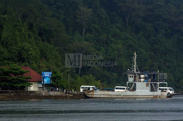 Sebanyak 17 mobil ambulans yang membawa peti jenazah telah menyeberang ke Pulau Nusakambangan secara bertahap pada hari Kamis (28/7/21016).