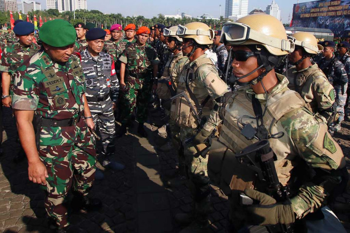 Pangdam Jaya Mayjen Teddy Lhaksmana (kiri) melakukan pengecekan pasukan saat apel pasukan di Monas, Jakarta.