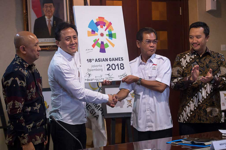 Menpora Imam Nahrawi (kanan) dan Kepala Staf Kepresidenan Teten Masduki (kiri) menyaksikan Kepala Badan Ekonomi Kreatif Triawan Munaf (kedua kiri) menyerahkan Logo Asian Games Ke-18 Tahun 2018 kepada Wakil Presiden I Panitia Penyelenggara Indonesia untuk Asian Games (Inasgoc) Muddai Madang (kedua kanan) di Kompleks Istana Kepresidenan, Jakarta, Kamis (28/7/2016). 