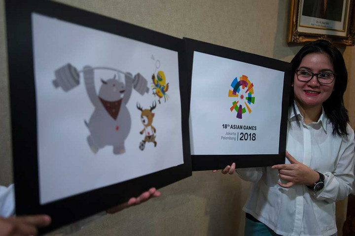 Pegawai memperkenalkan logo dan tiga maskot Asian Games 2018. Logo yang menggambarkan sketsa grafis tampak atas Stadion Utama Gelora Bung Karno (GBK) dengan simbol ASIAN Games berupa matahari di bagian tengahnya mencerminkan Energy of Asia. 