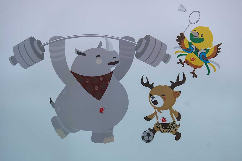 Gambar tiga maskot Asian Games 2018, Bhin Bhin (kanan), Atung (tengah) dan Ika. Bhin Bhin merupakan representasi burung cendrawasih yang mencerminkan strategi, Atung merupakan representasi rusa bawean yang melambangkan kecepatan dan Ika merupakan representasi badak bercula satu sebagai simbol kekuatan. 