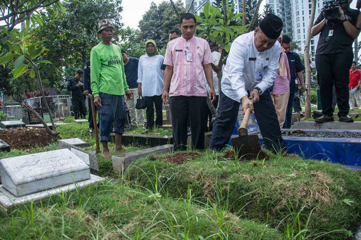Kepala Dinas Pertamanan dan Pemakaman DKI Jakarta Djafar Muchlis membongkar makam diduga fiktif di TPU Menteng Pulo.