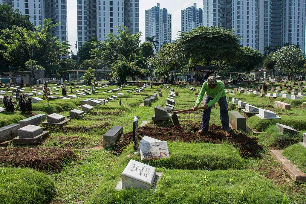 Pekerja membongkar makam diduga fiktif di TPU Menteng Pulo.