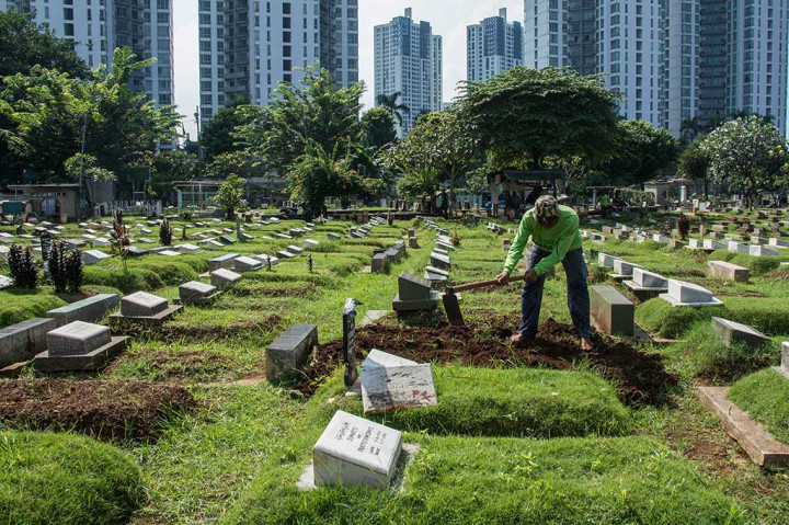 Pekerja membongkar makam diduga fiktif di TPU Menteng Pulo.