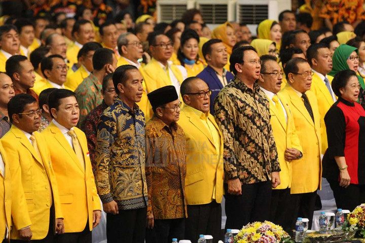 Presiden Jokowi, Presiden ke-3 RI B.J. Habibie (keempat kiri), Presiden ke-5 RI Megawati Soekarnoputri (kanan), Ketua Umum Partai Golkar Setya Novanto (kedua kiri), Ketua Dewan Pembina Aburizal Bakrie (kelima kanan), Gubernur DKI Jakarta Basuki Tjahaja Purnama (keempat kanan) dan jajaran pengurus pusat serta kader dan simpatisan Partai Golkar menghadiri Penutupan Rapimnas I Partai Golkar Tahun 2016 di Istora Senayan, Jakarta, Kamis (28/7/2016).