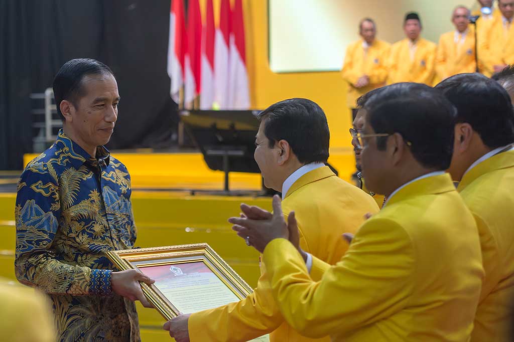 Presiden Joko Widodo (kiri) menerima plakat Deklarasi Partai Golkar dari Ketua Umum Partai Golkar Setya Novanto (kedua kiri) disaksikan jajaran pengurus pusat lainnya.