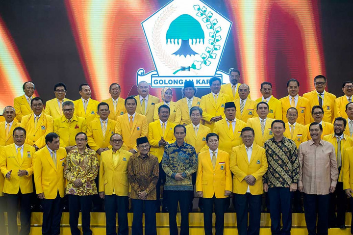 Presiden Joko Widodo berfoto bersama dengan Ketua Umum Partai Golkar Setya Novanto (keempat kanan), Ketua Dewan Kehormatan B.J. Habibie (kelima kiri), Ketua Dewan Pembina Aburizal Bakrie (keempat kiri), Menko Kemaritiman dan Sumber Daya Luhut Pandjaitan (kanan), Gubernur DKI Jakarta Basuki Tjahaja Purnama (kedua kanan) dan jajaran pengurus pusat serta ketua DPD Partai Golkar. 