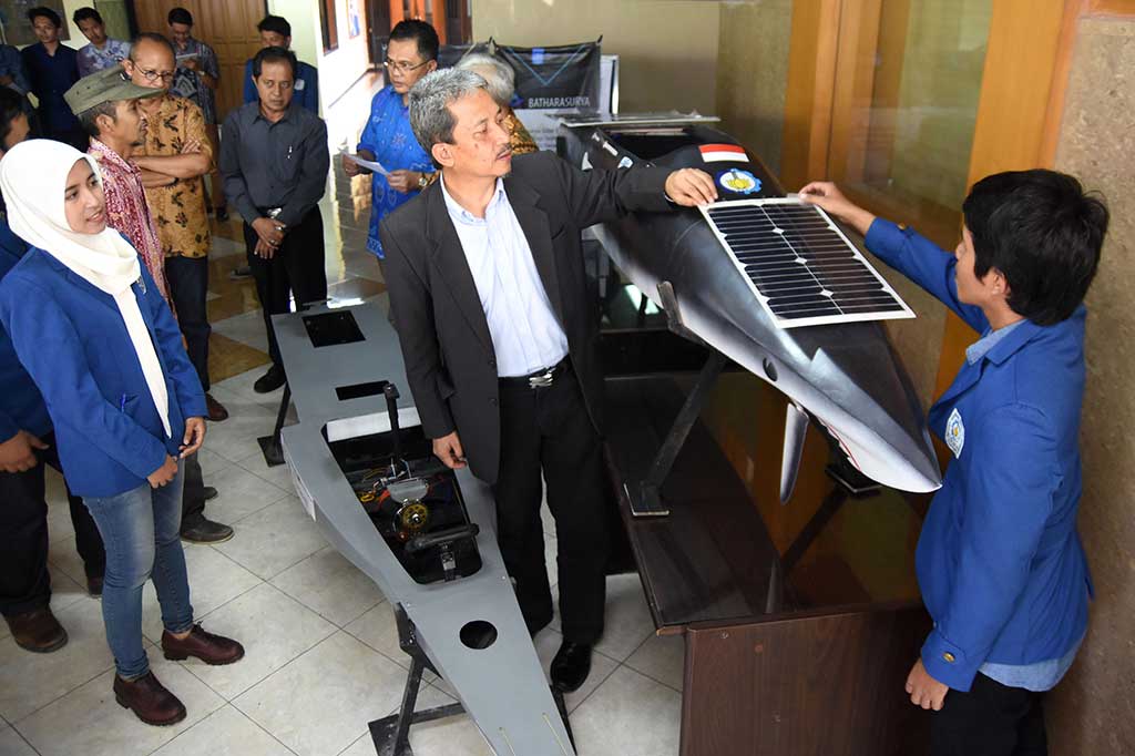 Rektor ITS Surabaya Jhoni Hermana (kedua kanan) mengamati kapal tenaga surya tim Batharasurya di Gedung Teknik Perkapalan ITS Surabaya, Jawa Timur, Kamis (28/7/2016).