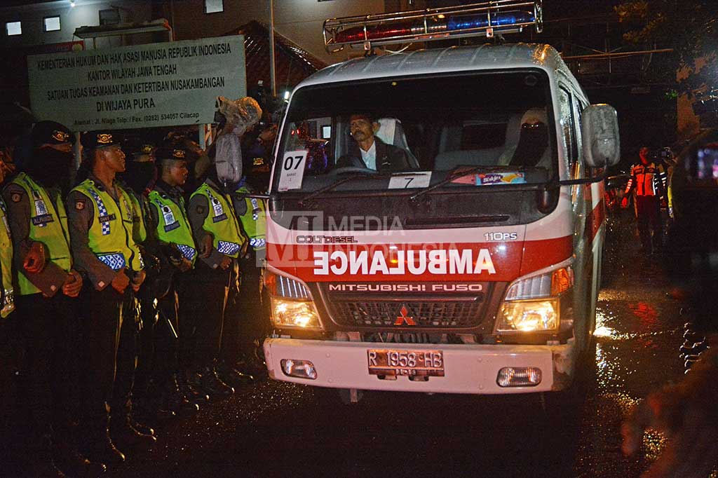 Ambulans pembawa jenazah Freddy Budiman meninggalkan  dermaga penyeberangan Wijayapura.