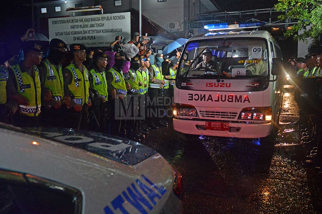 Setiap ambulans yang meninggalkan Dermaga Wijayapura dikawal satu mobil pengawalan dari Unit Patroli Jalan Raya Direktorat Lalu Lintas Kepolisian Jawa Tengah.