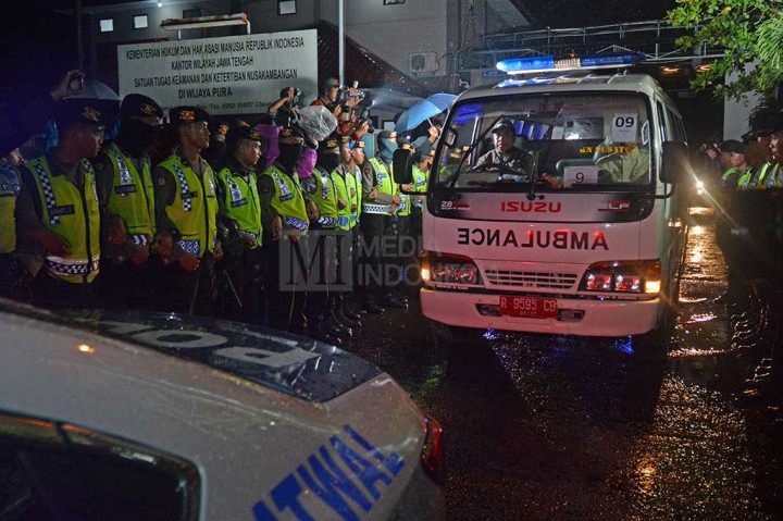Setiap ambulans yang meninggalkan Dermaga Wijayapura dikawal satu mobil pengawalan dari Unit Patroli Jalan Raya Direktorat Lalu Lintas Kepolisian Jawa Tengah.