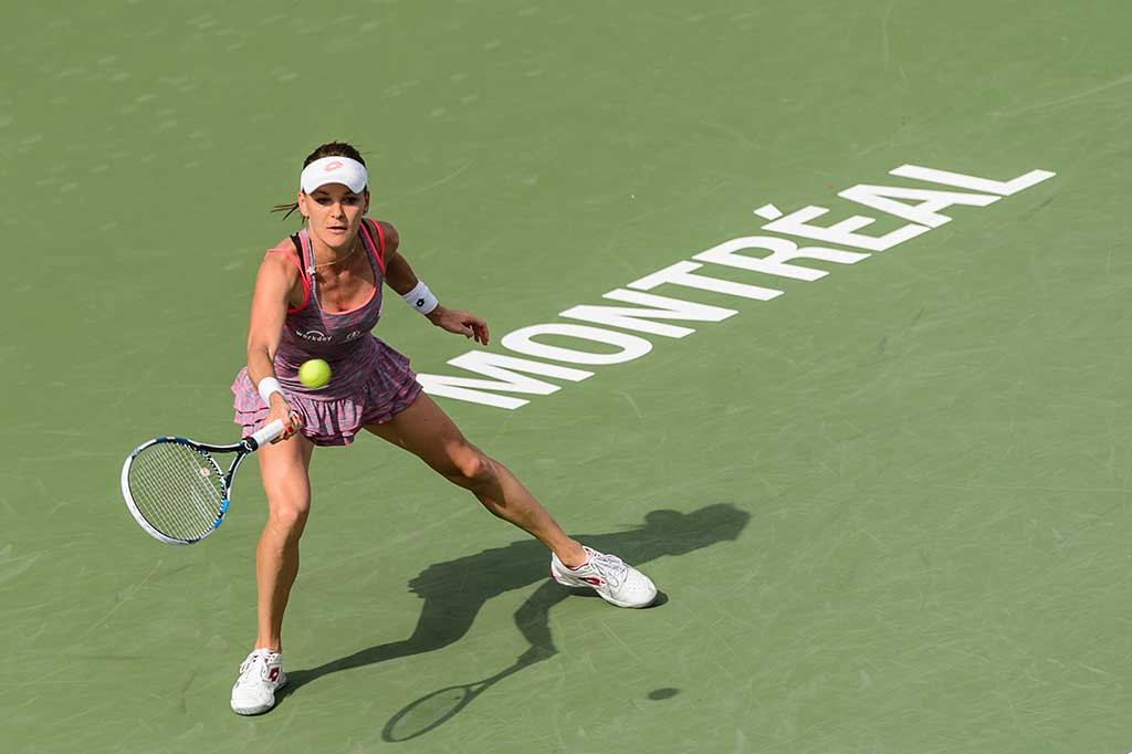 Agnieszka Radwanska melancarkan pukulan ke arah Anastasia Pavlyuchenkova.