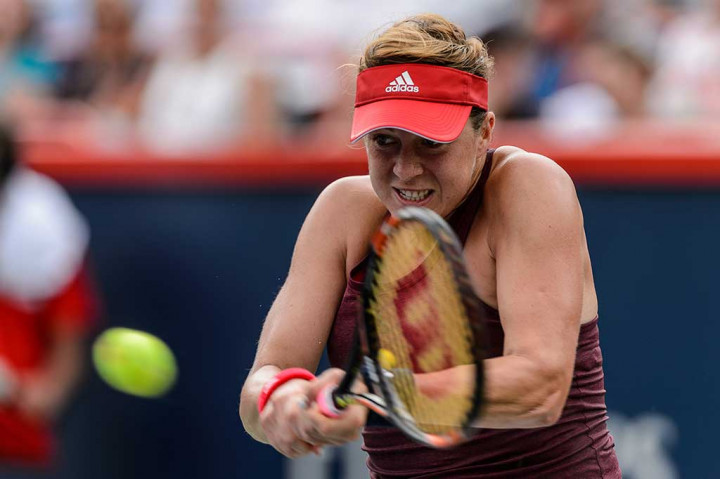 Pavlyuchenkova mencoba mengembalikan bola ke arah Radwanska.