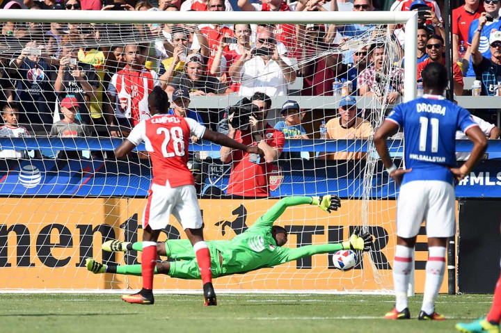 Arsenal unggul cepat lewat penalti  Joel Campbell pada menit ke-10. The Gunners mendapat hadian penalti setelah Campbell dilanggar oleh Laurent Ciman. 