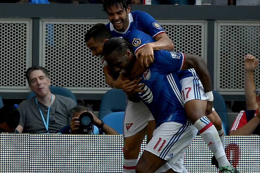 MLS All Star berhasil menyamakan kedudukan pada akhir babak pertama lewat Didier Drogba. 