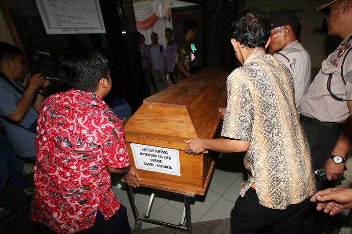 Jenazah Sech Osmanu tiba sekitar pukul 11.00 WIB, dan langsung dibawa ke kamar duka.