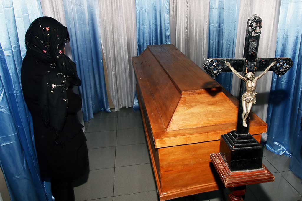 Kerabat berdoa di samping peti jenazah Seck Osmanu. Osmane merupakan satu dari empat terpidana mati yang dieksekusi di Lapangan Tembak Tunggal Panaluan, Nusakambangan, Cilacap, Jumat sekitar pukul 00.46 WIB.