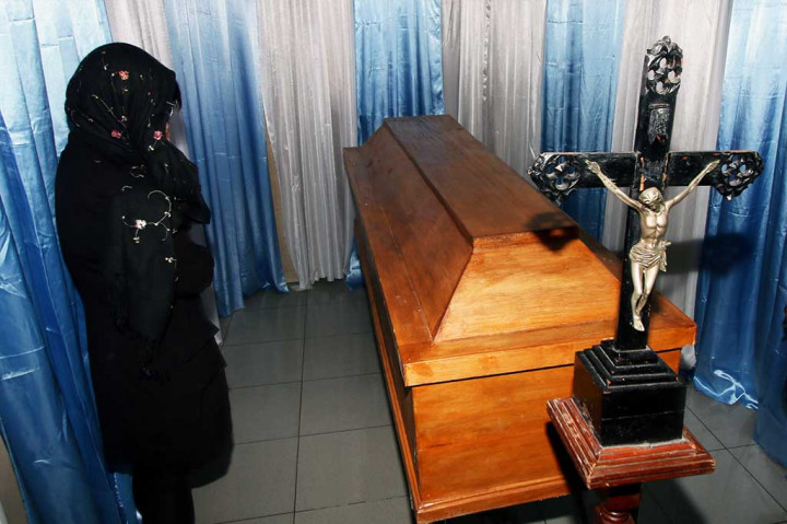 Kerabat berdoa di samping peti jenazah Seck Osmanu. Osmane merupakan satu dari empat terpidana mati yang dieksekusi di Lapangan Tembak Tunggal Panaluan, Nusakambangan, Cilacap, Jumat sekitar pukul 00.46 WIB.