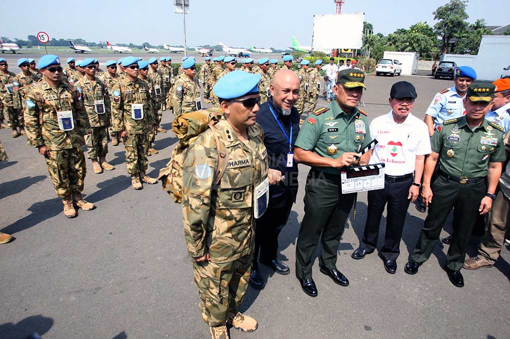 Panglima TNI Jenderal Gatot Nurmantyo membawa 'clapper board' sebagai tanda dimulainya syuting perdana film 'Garuda 23'.