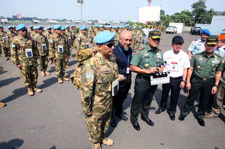 Panglima TNI Jenderal Gatot Nurmantyo membawa 'clapper board' sebagai tanda dimulainya syuting perdana film 'Garuda 23'.