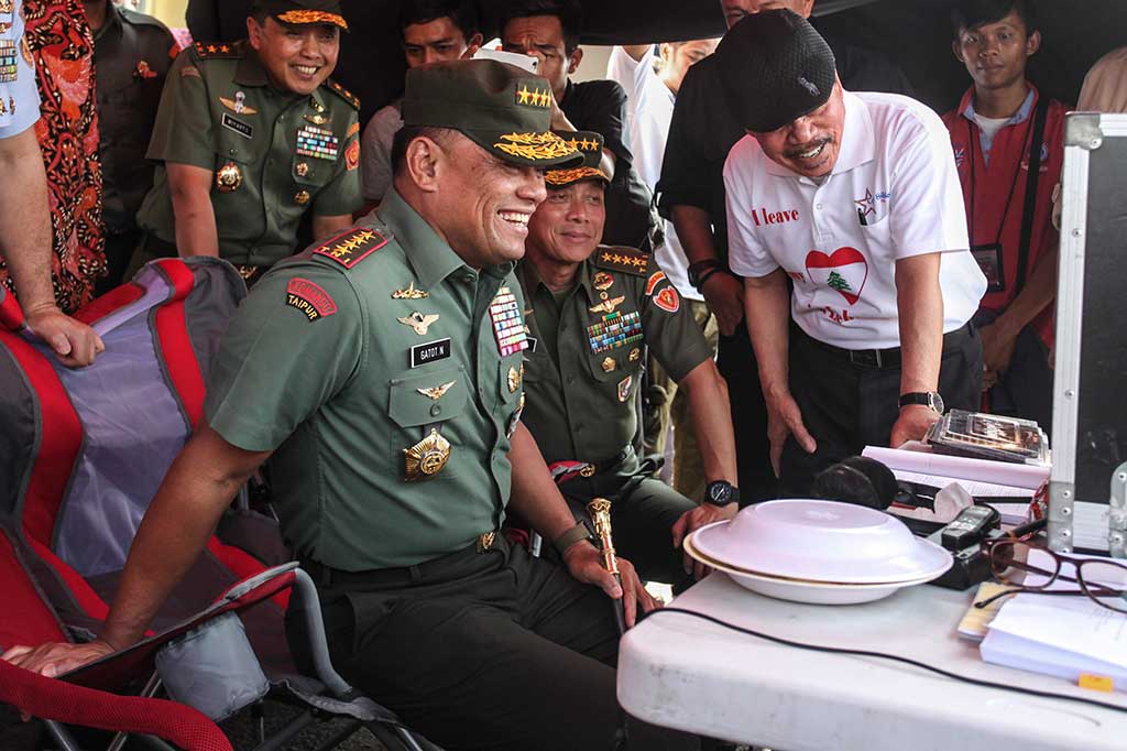 Jenderal Gatot Nurmantyo didampingi Kepala Staf TNI AD Jenderal Mulyono (tengah) dan Ketua Dewan Pembina TBSC Letjen TNI (Purn) Tiopan Bernhard Silalahi (kanan) melihat proses syuting perdana film 'Garuda 23'.