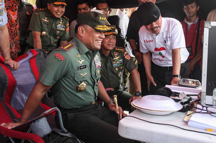 Jenderal Gatot Nurmantyo didampingi Kepala Staf TNI AD Jenderal Mulyono (tengah) dan Ketua Dewan Pembina TBSC Letjen TNI (Purn) Tiopan Bernhard Silalahi (kanan) melihat proses syuting perdana film 'Garuda 23'.