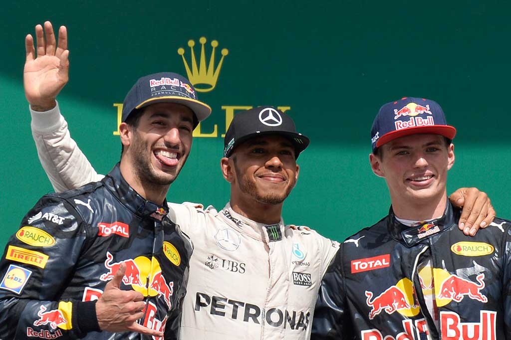 Pemuncak klasemen kejuaraan dunia Hamilton mengungguli dua pembalap Red Bulls Daniel Ricciardo dan Max Verstappen untuk finis urutan pertama.
