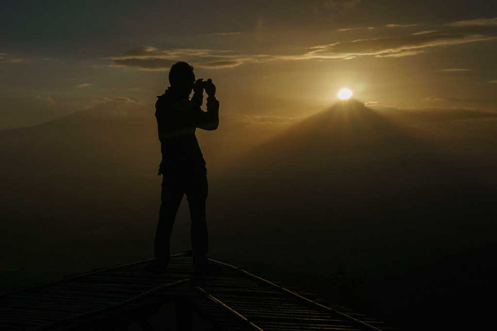 Menikmati Indahnya Matahari Terbit di Punthuk Mongkrong