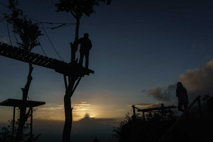 Menikmati Indahnya Matahari Terbit di Punthuk Mongkrong