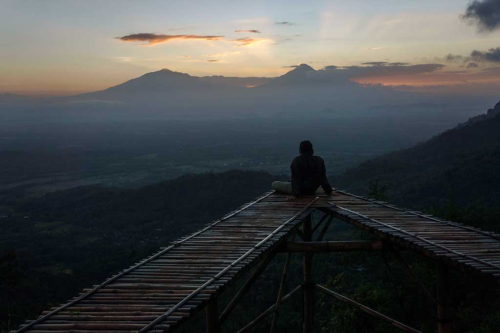 Menikmati Indahnya Matahari Terbit di Punthuk Mongkrong