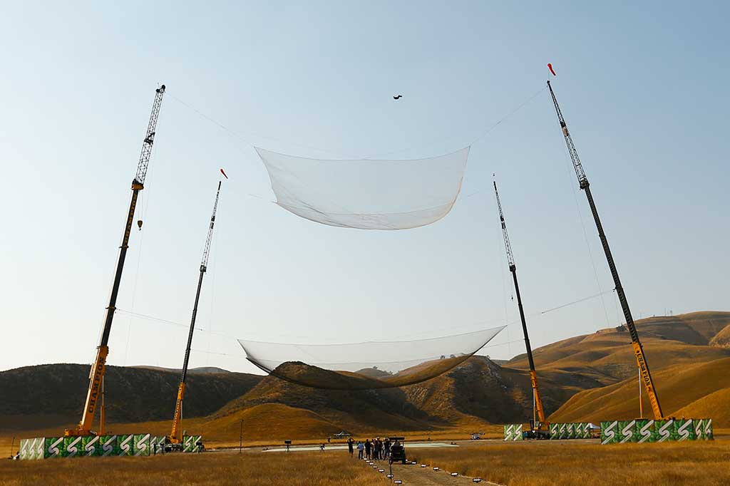 Luke Aikins terjun selama 2 menit dengan kecepatan 193 km per jam dan bersiap mendarat di jaring berukuran 30 x 30 meter di Simi Valley, California, AS.