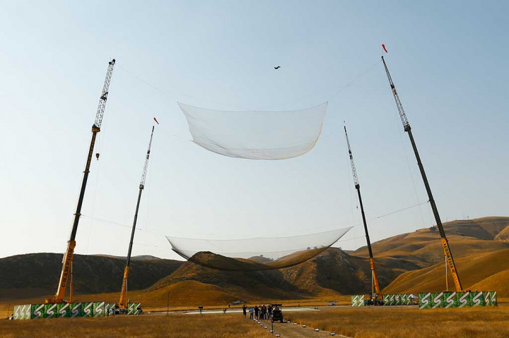 Luke Aikins terjun selama 2 menit dengan kecepatan 193 km per jam dan bersiap mendarat di jaring berukuran 30 x 30 meter di Simi Valley, California, AS.