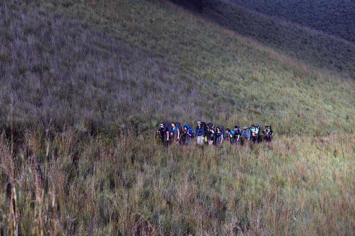 Pendaki melintasi perbukitan saat perjalanan menuju puncak Gunung Semeru, Malang, Jawa Timur, Sabtu (30/7/2016).