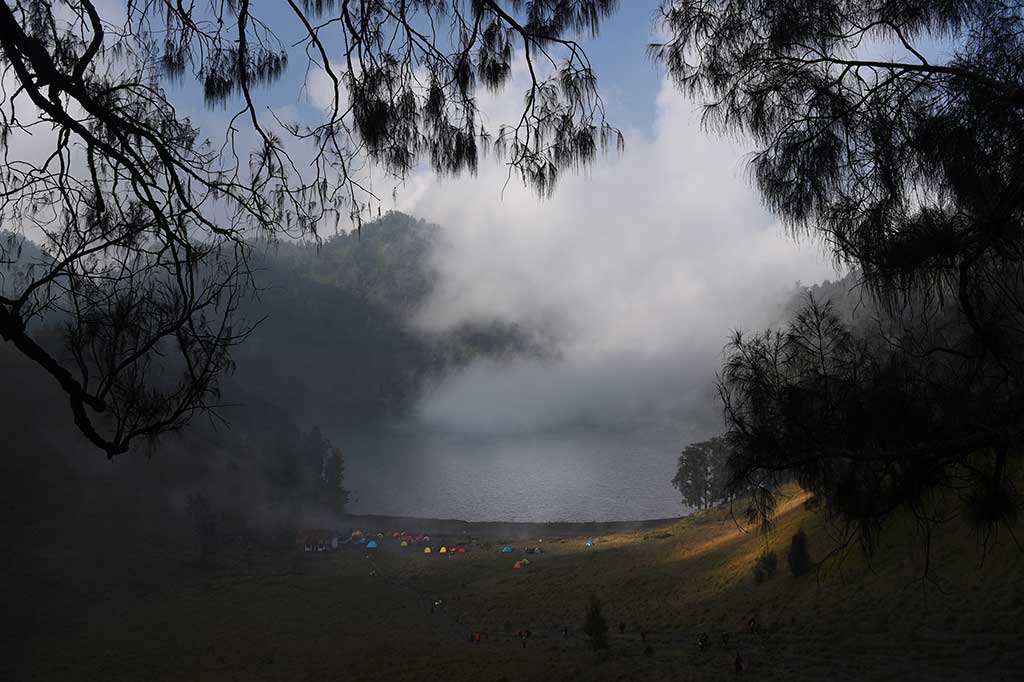 Sejumlah pendaki melintasi Danau Ranu Kumbolo saat perjalanan menuju puncak Gunung Semeru, Minggu (31/7/2016).