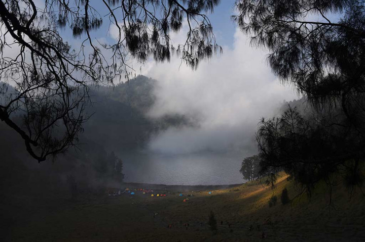 Sejumlah pendaki melintasi Danau Ranu Kumbolo saat perjalanan menuju puncak Gunung Semeru, Minggu (31/7/2016).