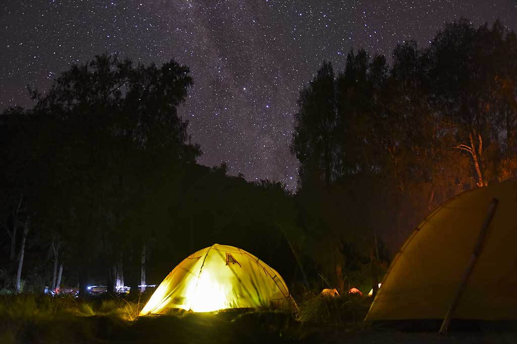 Para pendaki berisitirahat di dalam tenda di Kalimati sebelum melanjutkan pendakian ke puncak Gunung Semeru.