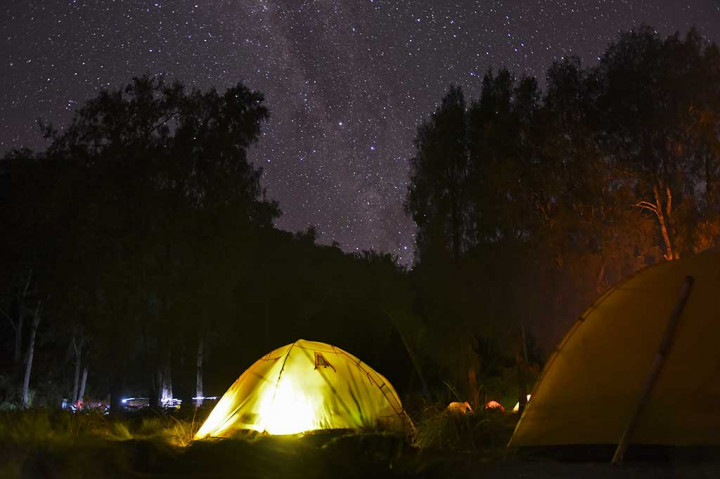 Para pendaki berisitirahat di dalam tenda di Kalimati sebelum melanjutkan pendakian ke puncak Gunung Semeru.