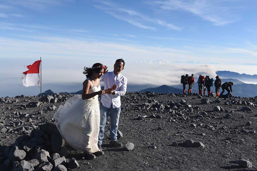 Sepasang kekasih bersiap-siap melakukan foto 'pre-wedding' di puncak Gunung Semeru.