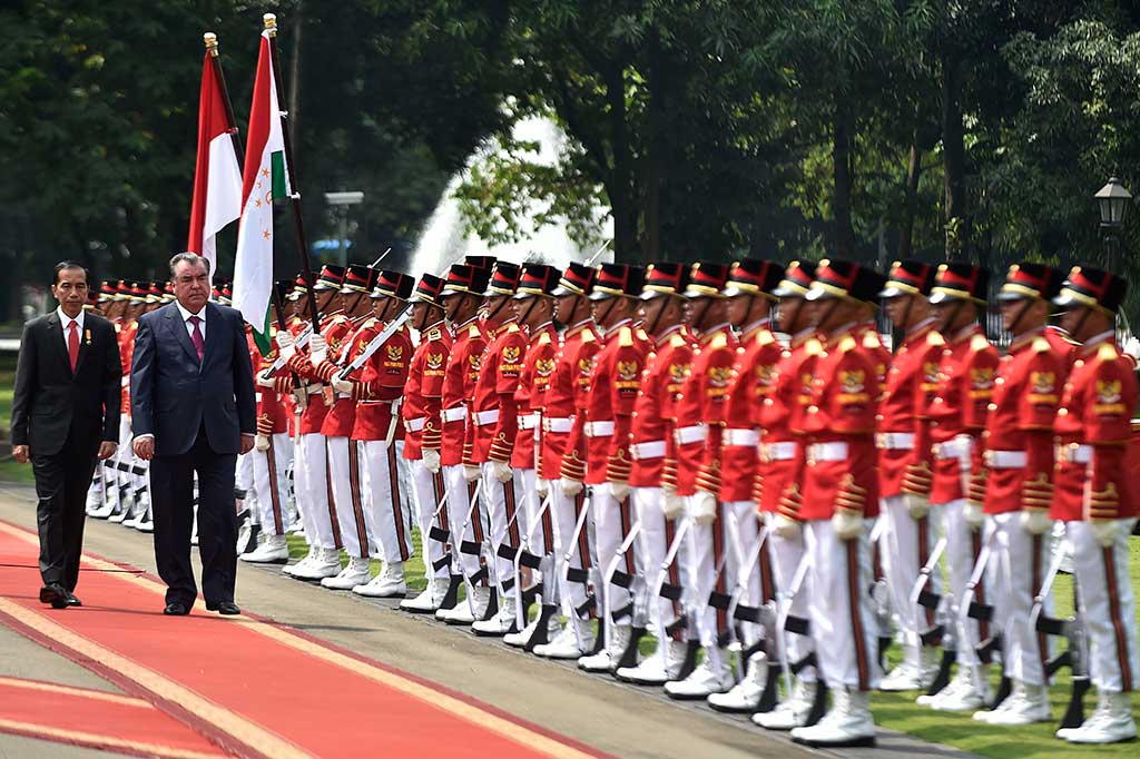 Presiden Joko Widodo dan Presiden Republik Tajikistan Emomali Rahmon memeriksa pasukan kehormatan Paspampres pada upacara kenegaraan di Istana Merdeka, Jakarta, Senin.