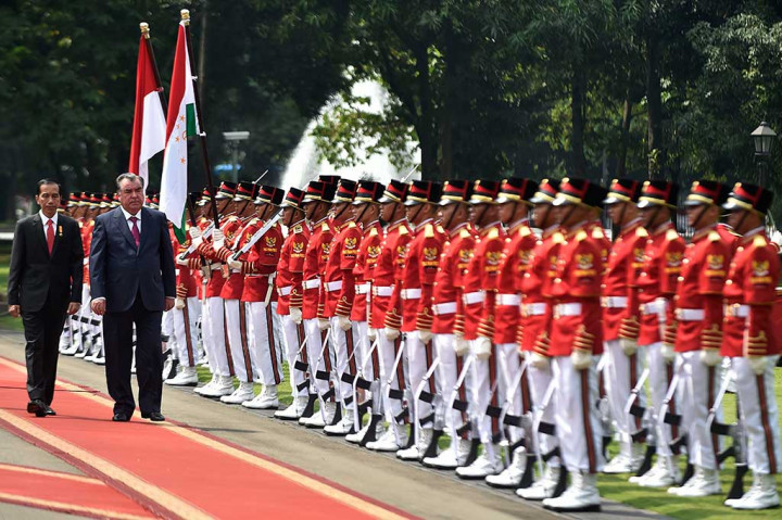 Presiden Joko Widodo dan Presiden Republik Tajikistan Emomali Rahmon memeriksa pasukan kehormatan Paspampres pada upacara kenegaraan di Istana Merdeka, Jakarta, Senin.