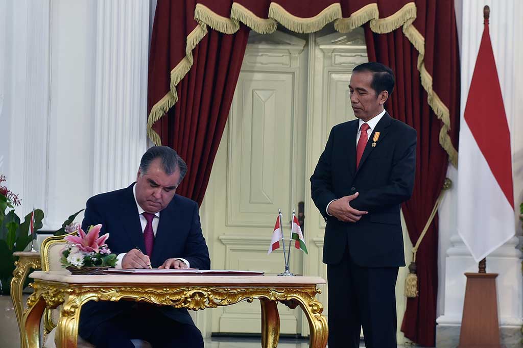 Presiden Jokowi menyaksikan Presiden Republik Tajikistan Emomali Rahmon menandatangani dokumen.
