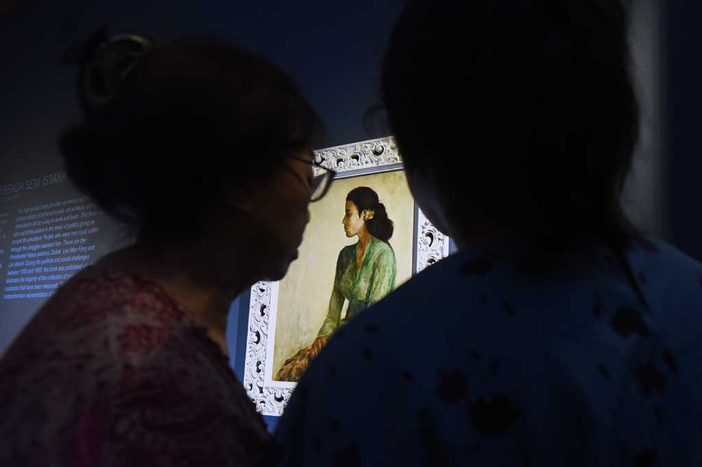 Pengunjung memperhatikan lukisan karya Presiden Pertama RI Soekarno pada 1958 berjudul 'Rini'.