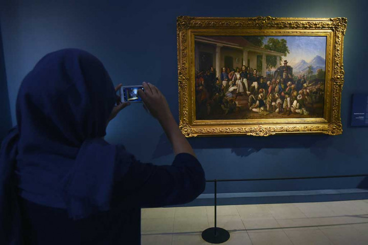 Pengunjung memperhatikan lukisan karya Raden Saleh berjudul 'Penangkapan Pangeran Dipenegoro' pada 1857.