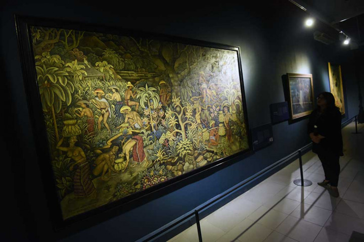 Pengunjung memperhatikan lukisan koleksi istana di Galeri Nasional.