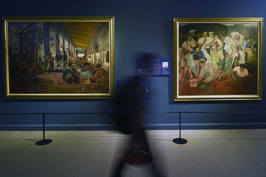 Pengunjung memperhatikan lukisan koleksi istana di Galeri Nasional.