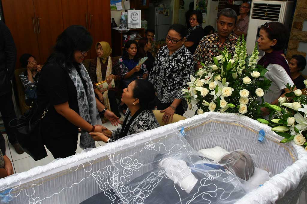 Ibunda Mike Mohede Amin Yudhayani (kedua kiri) menerima ucapan bela sungkawa di samping jenazah putranya di rumah duka kawasan Bintaro, Tangerang Selatan, Banten, Senin (1/8/2016).